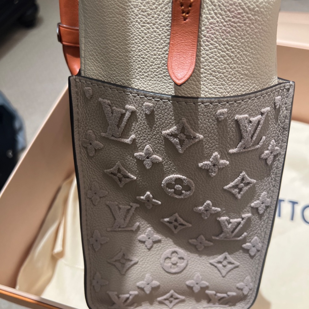 Louis Vuitton - Picture 3 of 6